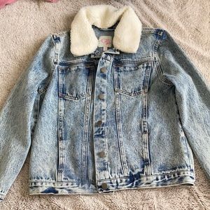 LIGHT WASH GIRLS JEAN JACKET WITH FUZZY COLLAR